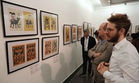 Exposición presenta pinturas tradicionales y contemporáneas de Dong Ho