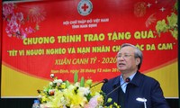 Entregan regalos de Tet a los necesitados en provincia de Nam Dinh