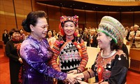 Presidenta del Parlamento vietnamita recibe a los mejores representantes del modelo nacional de aprendizaje