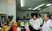 Premier de Vietnam ofrece inciensos a difuntos líderes del Partido y el Estado