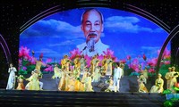 Programa de arte en honor de la tierra natal del presidente Ho Chi Minh 