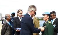 Entrega medalla de las Naciones Unidas a los oficiales del Ejército Popular de Vietnam