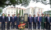 Premier de Vietnam ofrece flores en busto del presidente Ho Chi Minh en Singapur