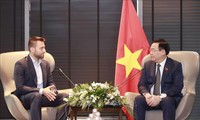 Vuong Dinh Hue se reúne con representantes de importantes empresas de Bulgaria y Dinamarca