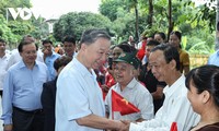  Presidente de Vietnam visita aldea antigua de Duong Lam