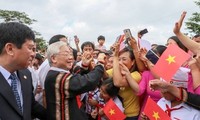 Conmovedoras fotografías del secretario general Nguyen Phu Trong con compatriotas y soldados 