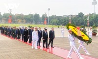 Líderes del Partido y del Estado rinden homenaje a mártires de guerra y al Presidente Ho Chi Minh