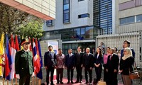 Celebra ceremonia de izamiento de bandera de ASEAN en París