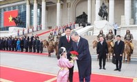 Ceremonia de bienvenida a nivel estatal para el secretario general y presidente To Lam en Mongolia