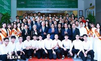 Premier de Vietnam y jefe del FEM dialogan con estudiantes 