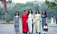 El Ao dai embellece las calles de Hanói durante los días de otoño