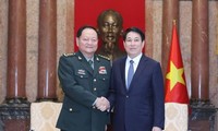 Presidente Luong Cuong se reúne con vicepresidente de la Comisión Militar Central de China