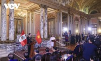 Líderes vietnamitas y peruanos intercambian opiniones sobre desarrollo de relaciones bilaterales 