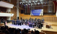 Música tradicional une a la juventud vietnamita y china