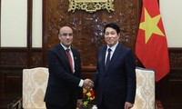 Presidente de Vietnam recibe al saliente embajador argelino