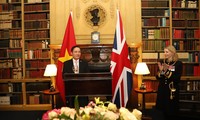 Rey británico recibe al embajador vietnamita en Londres