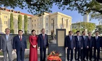 Jefe del Partido ofrece flores en homenaje al presidente Ho Chi Minh en Singapur