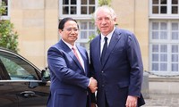 Primeros ministros de Vietnam y Francia mantienen conversaciones en París