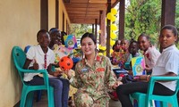 Oficiales vietnamitas llevan sonrisas de esperanza a los niños de África Central