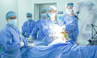 Vietnam incorpora por primera vez un robot de IA totalmente autónomo para cirugía articular