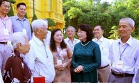 Dang Thi Ngoc Thinh reçoit des anciens députés de Vinh Long