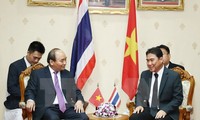   Le Premier ministre Nguyen Xuan Phuc rencontre le gouverneur de Nakhon Pathom