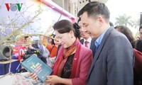 Fête nationale de la presse: Nguyen Thi Kim Ngan visite le stand de VOV