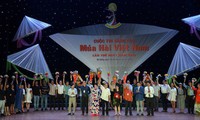 Remise des prix du 1er concours de danse comique du Vietnam