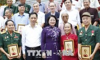 Une délégation de personnes méritantes de la patrie reçue par Dang Thi Ngoc Thinh