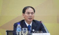   Bùi Thanh Son: Le Vietnam contribue au règlement des problématiques urgentes 