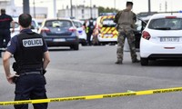 Attaque au couteau dans la banlieue de Lyon: un mort et huit blessés dont trois graves