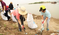 Assainir l’environnement au bord du fleuve Rouge et sous le pont Long Biên