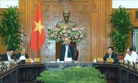 Nguyên Xuân Phuc préside une réunion de la permanence du gouvernement