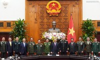 Nguyên Xuân Phuc reçoit des officiels militaires à l’occasion du 75e anniversaire de l’Armée populaire du Vietnam