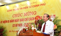 Truong Hoa Binh rencontre le personnel du journal électronique du gouvernement 