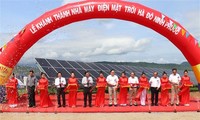 Inauguration de la centrale solaire photovoltaïque de Ninh Thuân (centre)