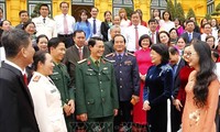 Dang Thi Ngoc Thinh rencontre des personnes exemplaires de Vinh Long