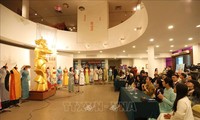 Remise d’objets et de photos au Musée des femmes du Vietnam