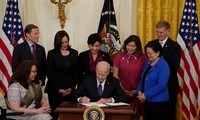 Joe Biden signe un projet de loi visant à lutter contre les crimes de haine perpétrés contre les Asiatiques