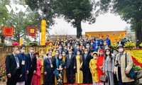 Nguyên Xuân Phuc à une cérémonie d’offrande d'encens dans l’ancienne citadelle impériale de Thang Long