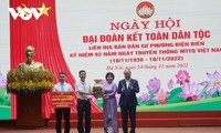 Nguyên Xuân Phuc à la journée de la solidarité nationale d’un quartier de Hanoï 