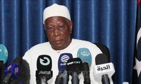 Un représentant onusien discute avec des dirigeants libyens de l'organisation d'élections