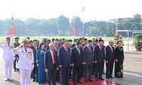 Les dirigeants rendent hommage au Président Hô Chi Minh