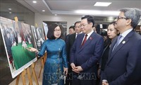 Vuong Dinh Huê inaugure une exposition de photos sur les 50 ans des relations Vietnam-Bangladesh