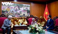 Le professeur Trân Thanh Vân se rend à la Voix du Vietnam