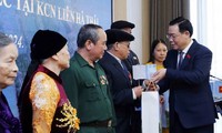 Vuong Dinh Huê offre des cadeaux de Têt aux familles ayant servi la nation à Thai Binh