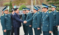 Visite de Vuong Dinh Huê au régiment 921 de l’armée de l’air