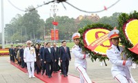 Les dirigeants du Parti et de l’État rendent hommage au Président Hô Chi Minh