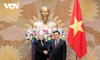 Vuong Dinh Huê rencontre Kirsten Gillibrand