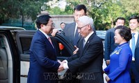 Pham Minh Chinh rencontre le personnel des organes de représentation du Vietnam en Chine